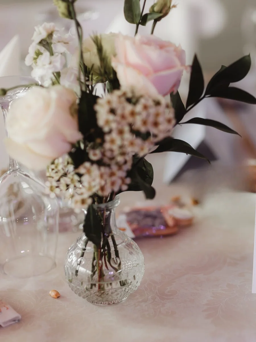 Aranjamente florale mici pe masa invitaților, la un botez