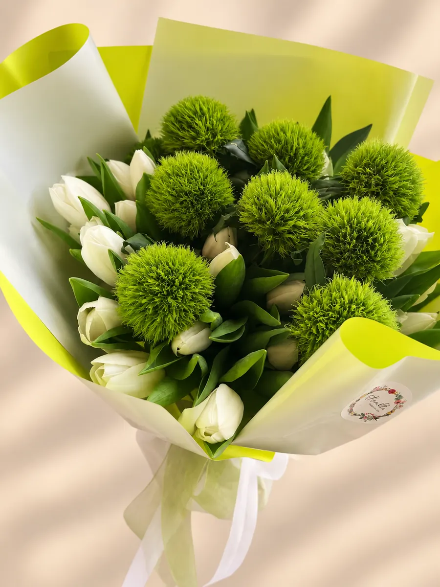 Buchet de lalele albe și garoafe verzi, în ambalaj verde deschis