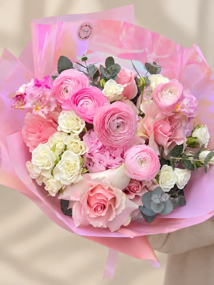 Buchet roz cu ranunculus, trandafiri și eucalipt, în ambalaj holografic
