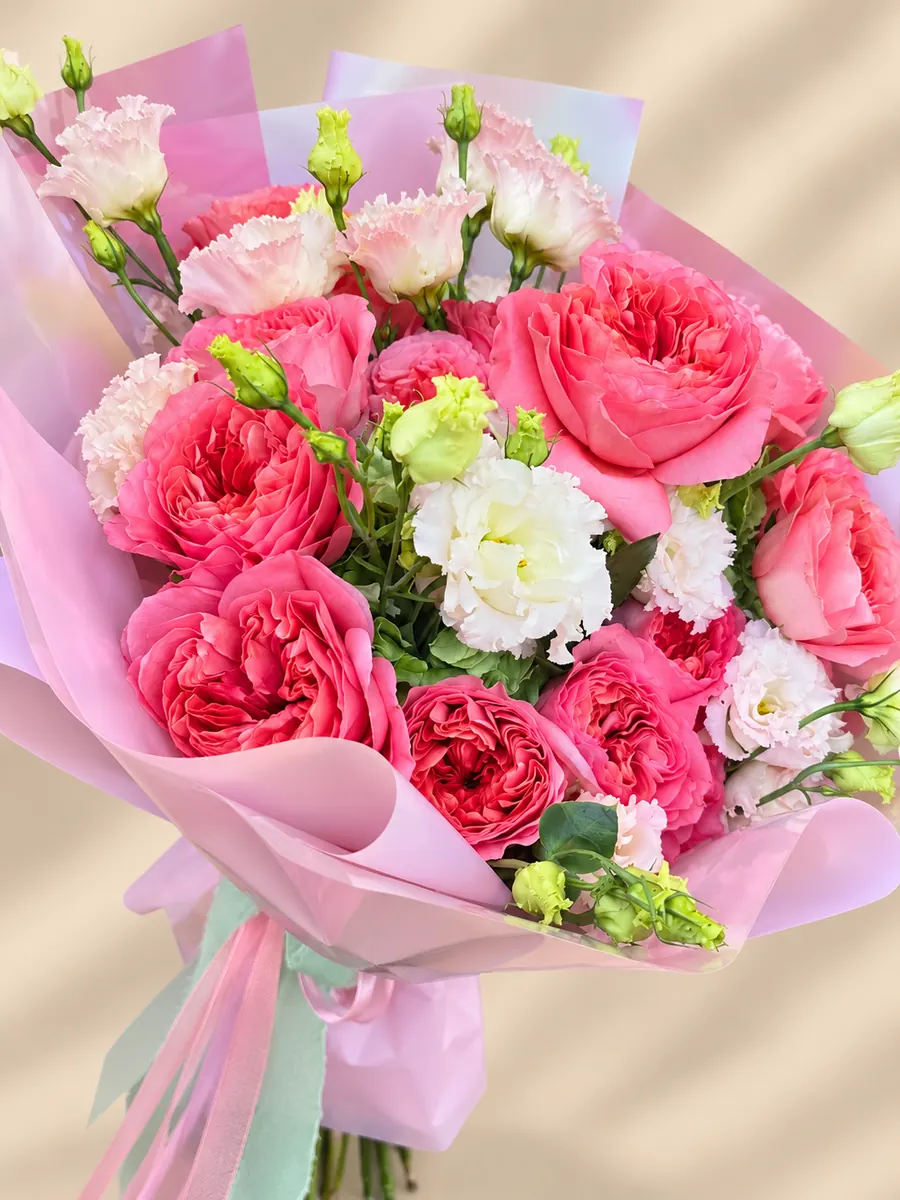 Buchet de trandafiri roz și lisianthus alb, în ambalaj roz