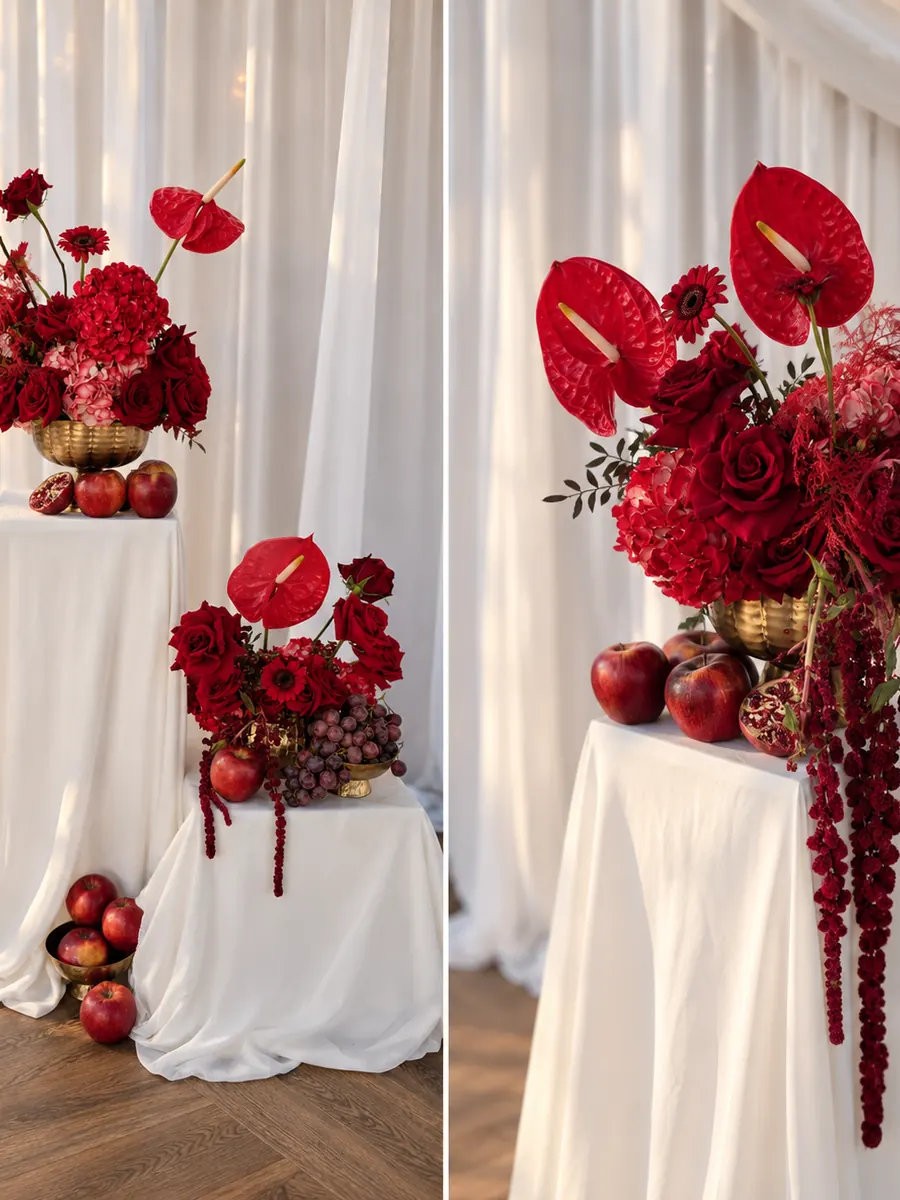 Decor pentru intrare cu trandafiri și anthurium roșii pe piedestale albe