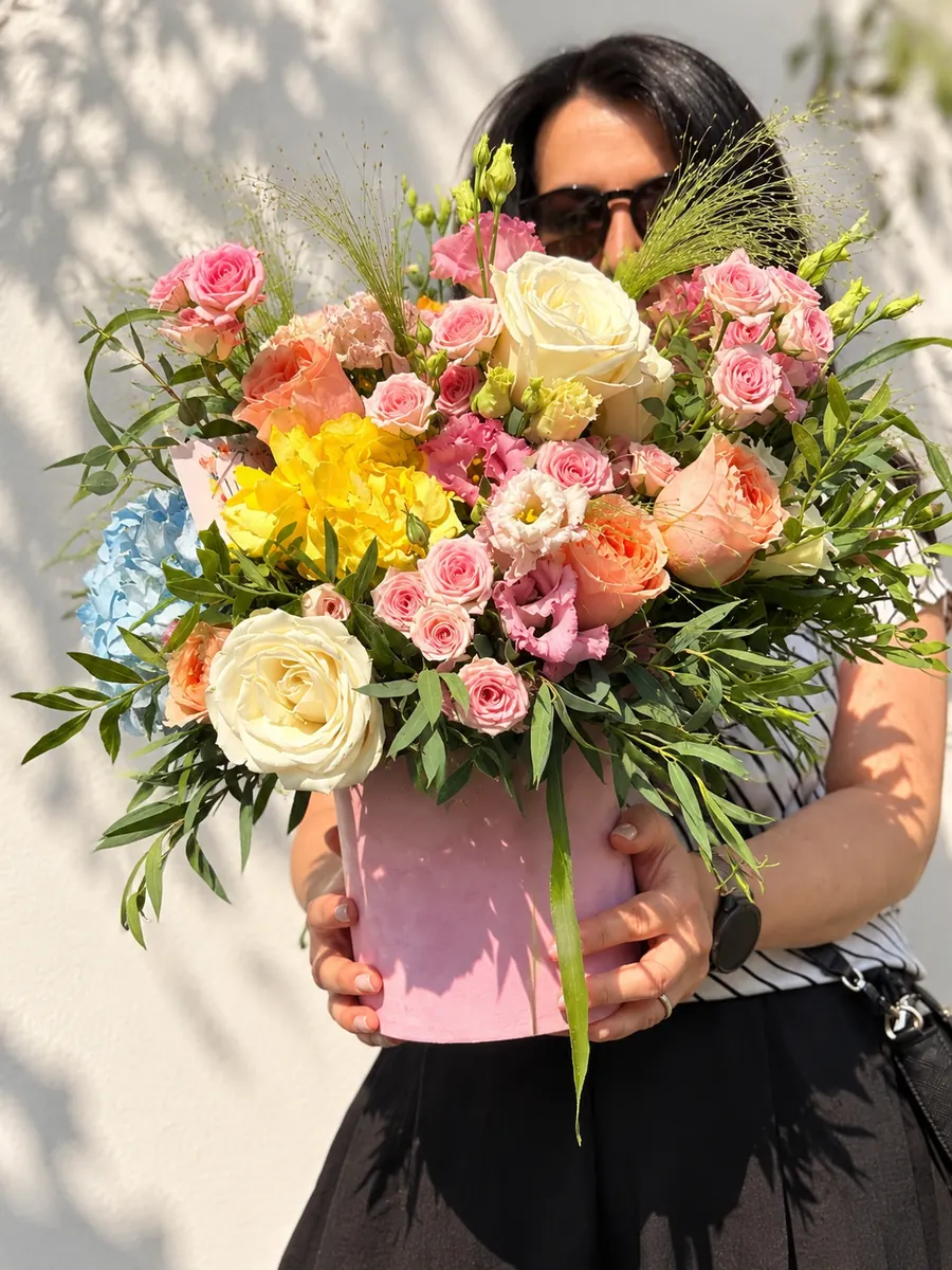Laura ținând un buchet mare de trandafiri și flori de vară