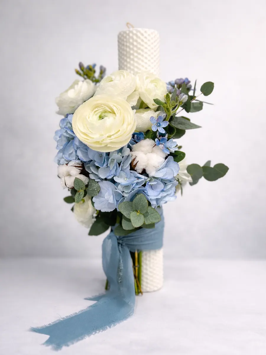 Lumânare de botez tip fagure, cu hortensie bleu, ranunculus alb și panglică albastră