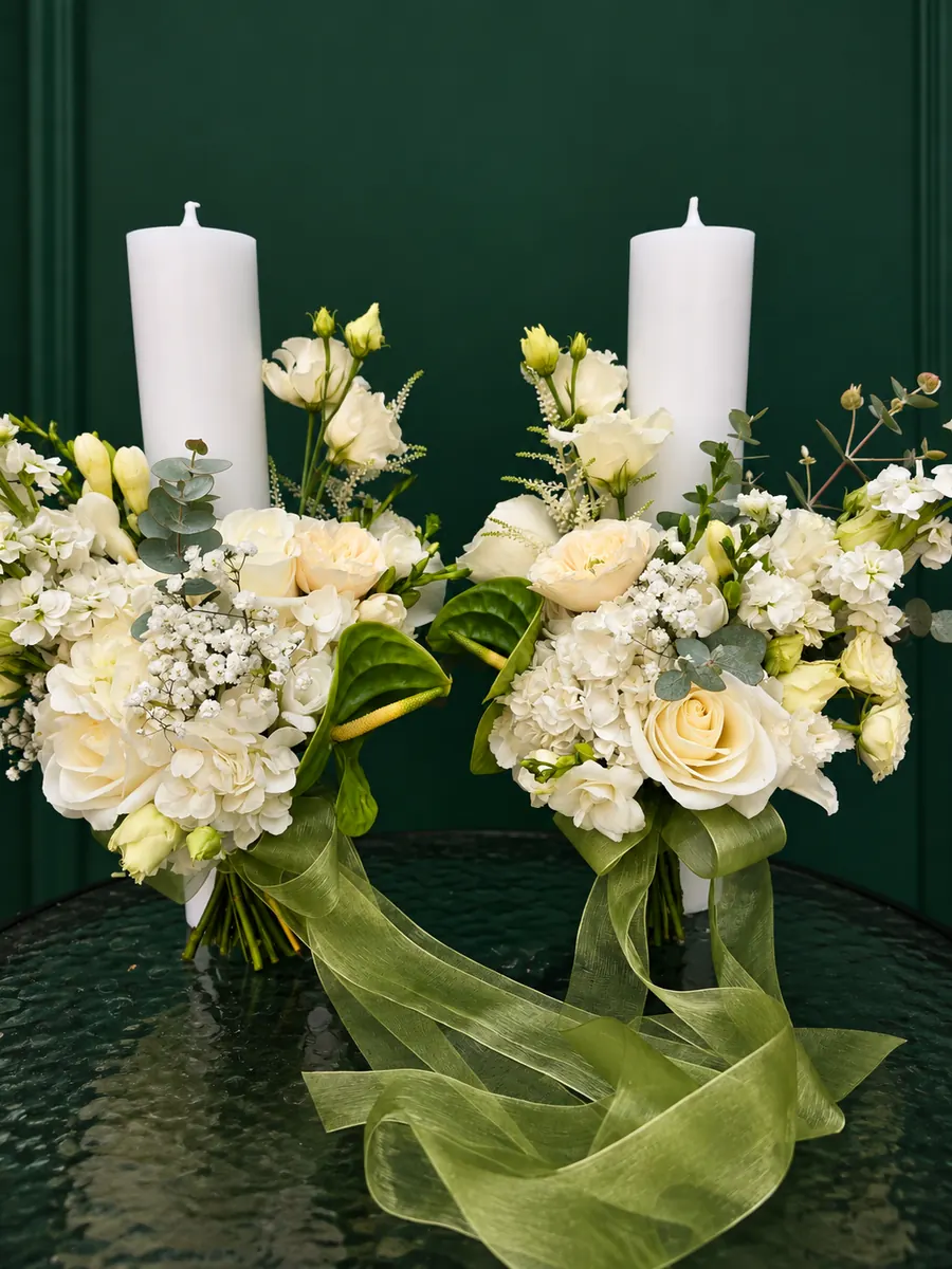 Lumânări de cununie cu trandafiri și lisianthus albi, cu voal verde